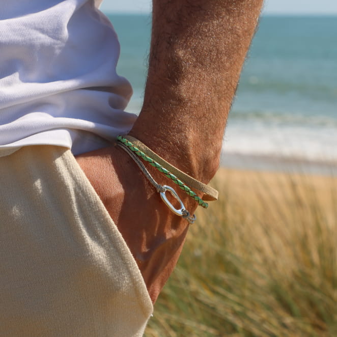 Bracelet artisanal Samuel pour homme, vert amande et argenté, fabrication française.