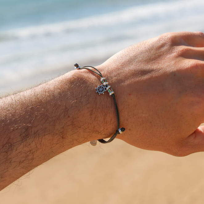 Bracelet homme Vati bleu Montana porté, bijou artisanal en métal plaqué argent, fabrication française.