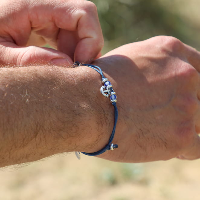 Bracelet artisanal Vati pour homme en cordon bleu Montana et fermoir argenté, création française.