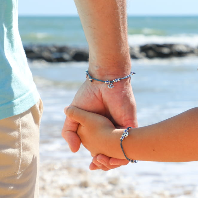 Bracelet enfant Vati bleu Montana porté, bijou artisanal en métal plaqué argent fabriqué en France.