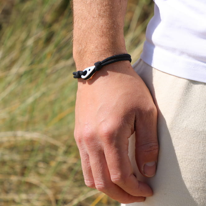 Bracelet artisanal Yann pour homme, cordon noir et fermoir argenté, fabriqué en France.