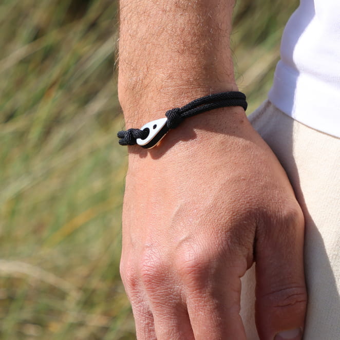 Bracelet homme Yann en perles jaunes et multicolores avec fermoir argenté, bijou artisanal français.