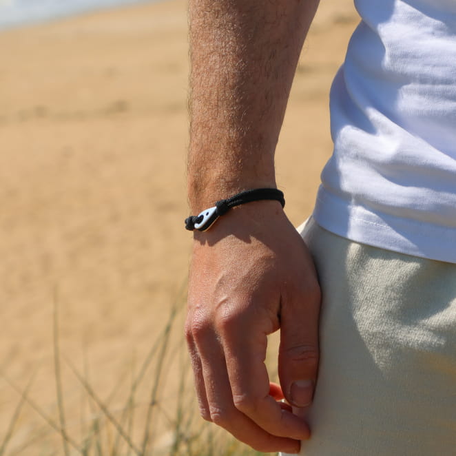 Bracelet homme Yann en cordon noir avec fermoir métal plaqué argent, fabrication française.