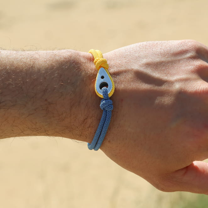 Bracelet artisanal Yann pour homme, perles jaunes et multicolores, fabrication française.