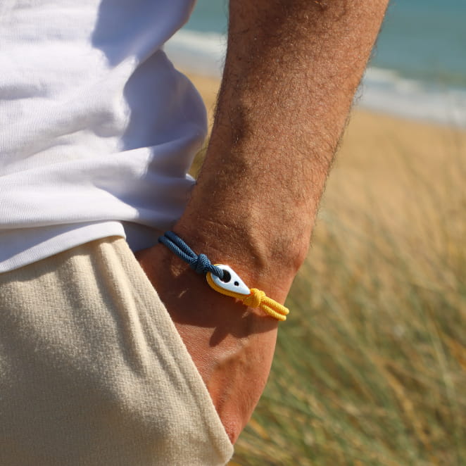 Bracelet homme Yann en perles jaunes et multicolores avec fermoir argenté, bijou artisanal français.