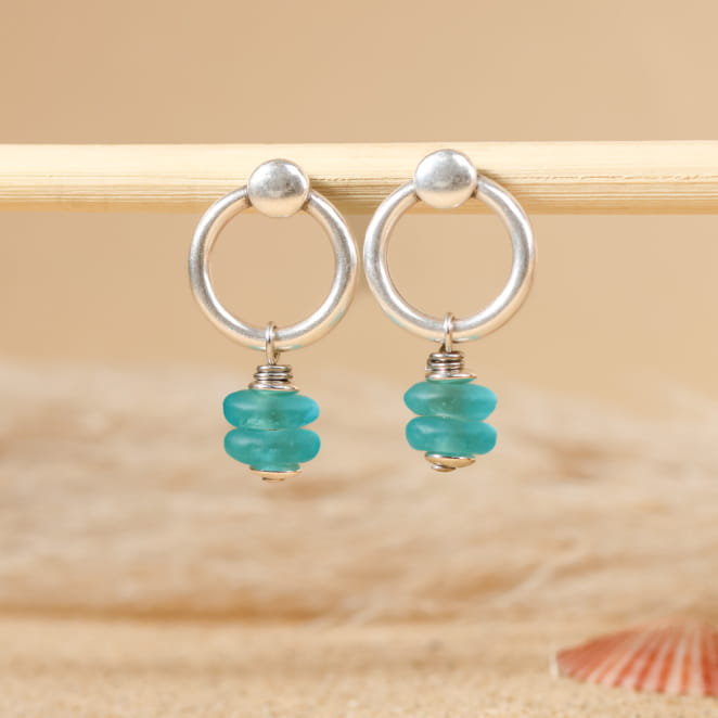 Boucles d’oreilles Kilda en métal plaqué argent et perles vert d’eau, bijou artisanal français.