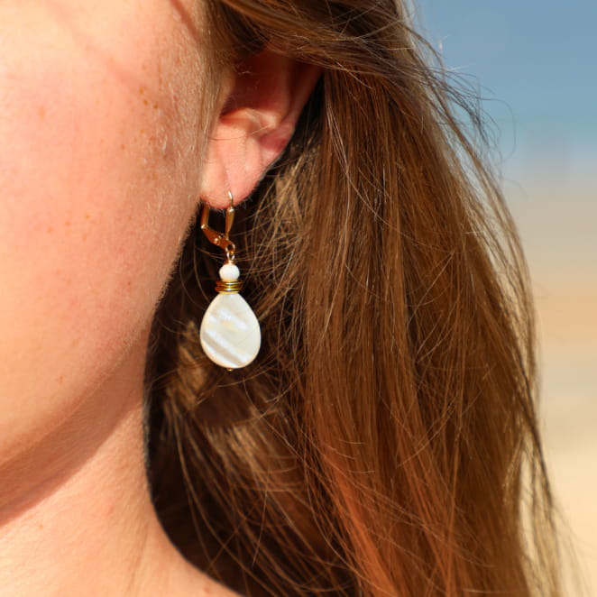 Boucles d’oreilles Lupita en métal doré et perles blanches, bijou artisanal français.