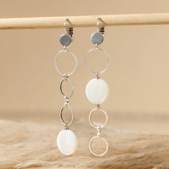 Boucles d’oreilles Madame en métal argenté avec perles blanches, bijou artisanal français.