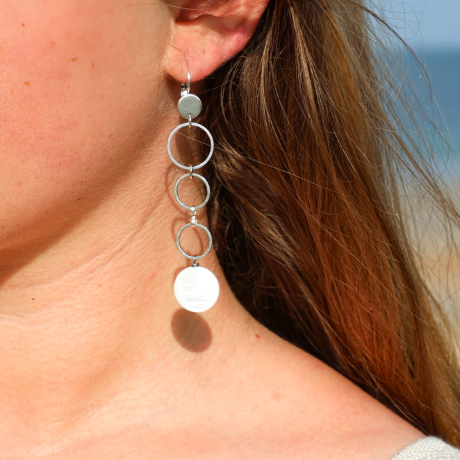 Boucles d’oreilles Madame en métal argenté avec perles blanches, fabrication artisanale française.