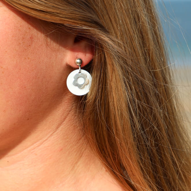 Boucles d'oreilles Marthe argentée et blanche avec des fleurs. .