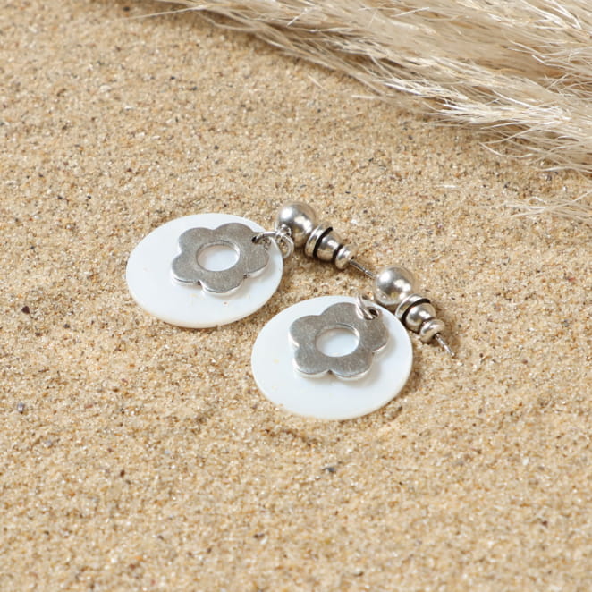 Boucles d’oreilles Marthe en métal plaqué argent et pendentifs blancs, fabrication artisanale française.