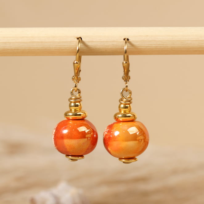 Boucles d’oreilles Sepia dorées ornées de perles orange, fabrication artisanale française.