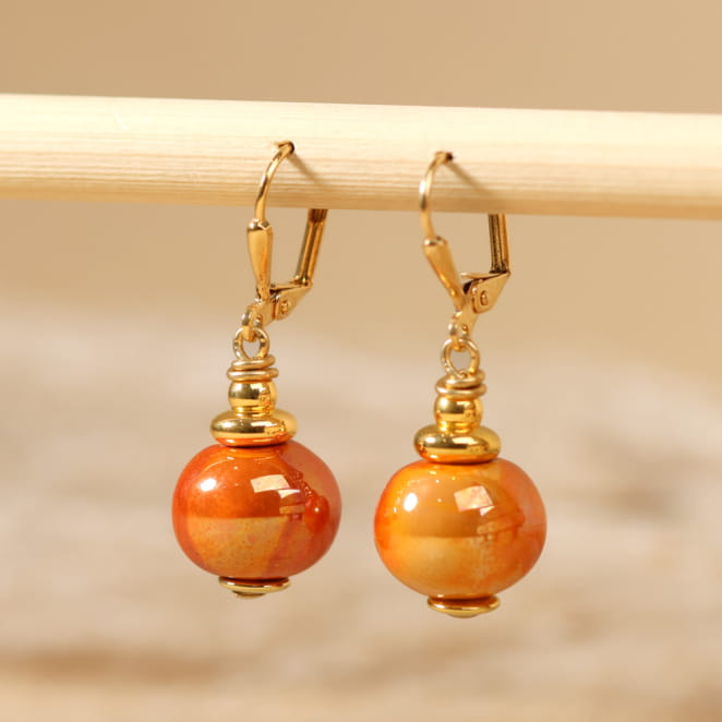 Boucles d’oreilles Sepia en métal doré avec perles orange, bijou artisanal français.