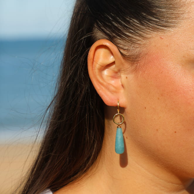 Boucles d'oreilles Tunis Retour de Plage en métal doré à l'or fin 4 carats, avec perle goutte en quartz bleu ciel – bijou artisanal fabriqué en France
