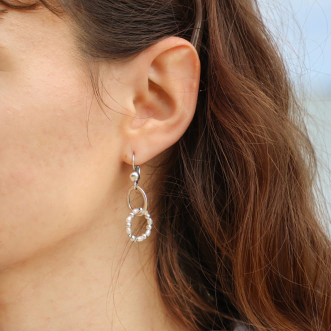 Boucles d’oreilles Isalie argenté avec anneau et perle blanche, bijou artisanal français.