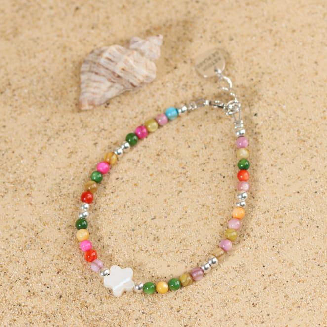 Bracelet enfant Casoria en métal plaqué argent avec perles multicolores, création artisanale française.