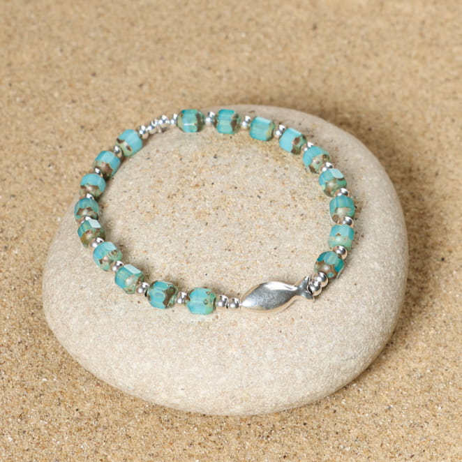 Bracelet Ceteau en métal plaqué argent et perles bleues, bijou artisanal fabriqué en France.