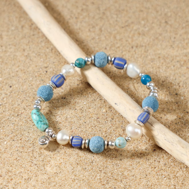 Bracelet Claudie en métal plaqué argent et perles bleues, création artisanale française.