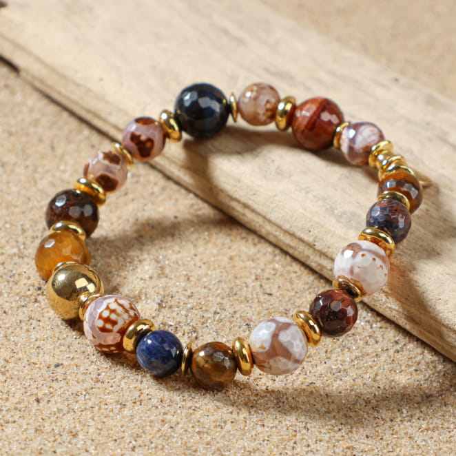 Bracelet Comores en métal doré et perles marron multicolores, création artisanale française.