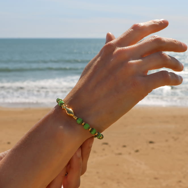 Bracelet Ceteau en cordon vert et métal doré, bijou artisanal français.