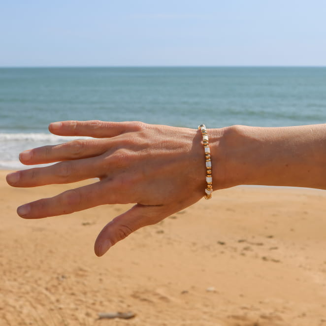 Bracelet Petronille blanc et doré, bijou artisanal français pour un style élégant.