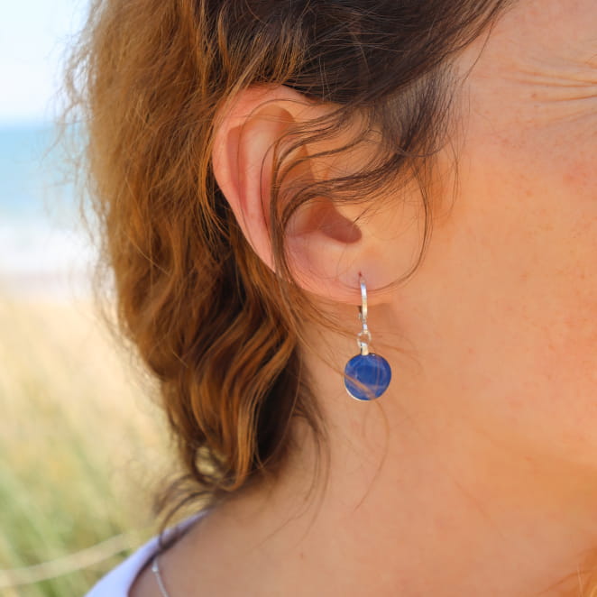 Boucles d’oreilles Vartan en métal plaqué argent et perles bleu intense, fabrication artisanale française.