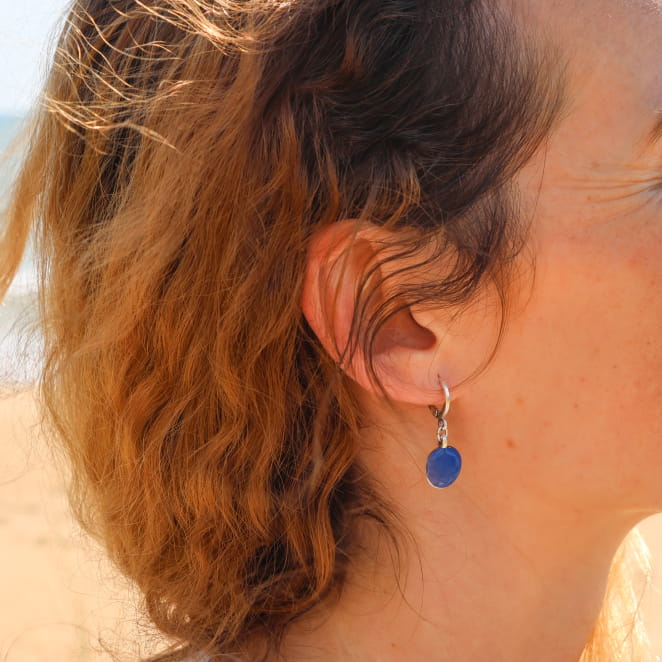 Boucles Vartan argentées avec perles bleu dur, bijou artisanal fabriqué en France.