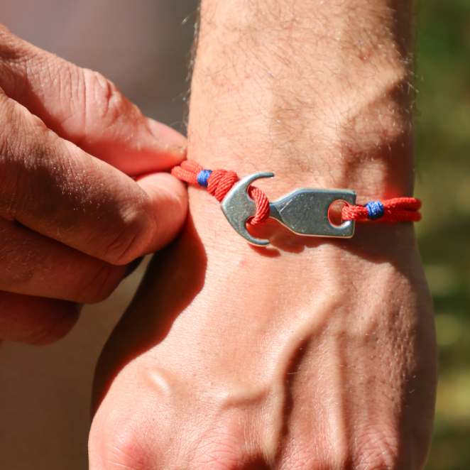 Bracelet Alarick rouge porté, création artisanale française.