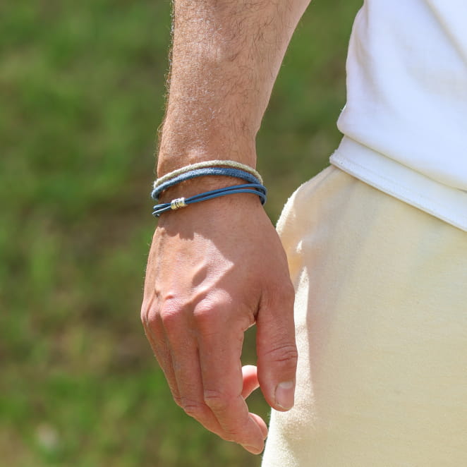 Bracelet artisanal Aride bleu Montana multicolore porté, bijou fait main en France.