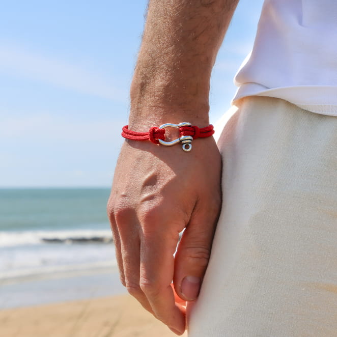 Bracelet Cotinière pour homme en cordon rouge et fermoir argenté, bijou artisanal fabriqué en France.