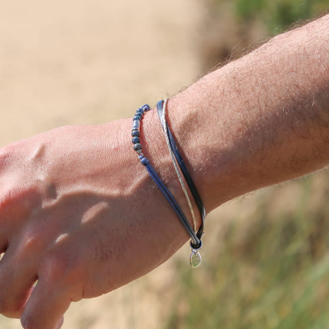 Bracelet Dominique pour homme en cordon bleu marine et fermoir argenté, fabrication artisanale française.