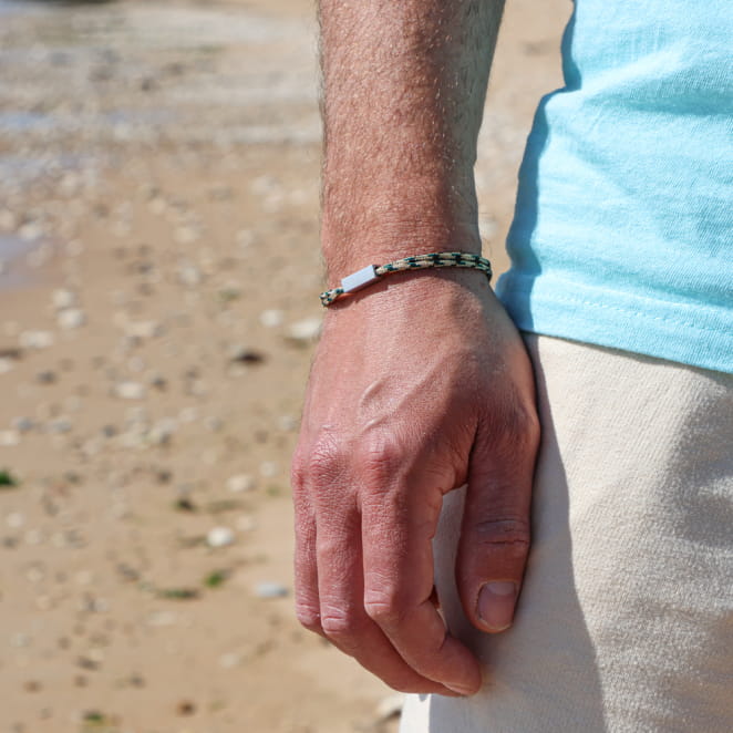 Bracelet Noé pour homme en cordon beige multicolore et fermoir argenté, bijou artisanal fabriqué en France.