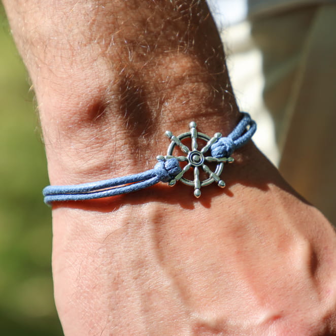 Bracelet Owen pour homme en cordon bleu gris et fermoir argenté, bijou artisanal fait main en France.