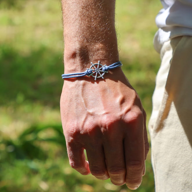 Bracelet artisanal Owen bleu gris porté, fabrication française.