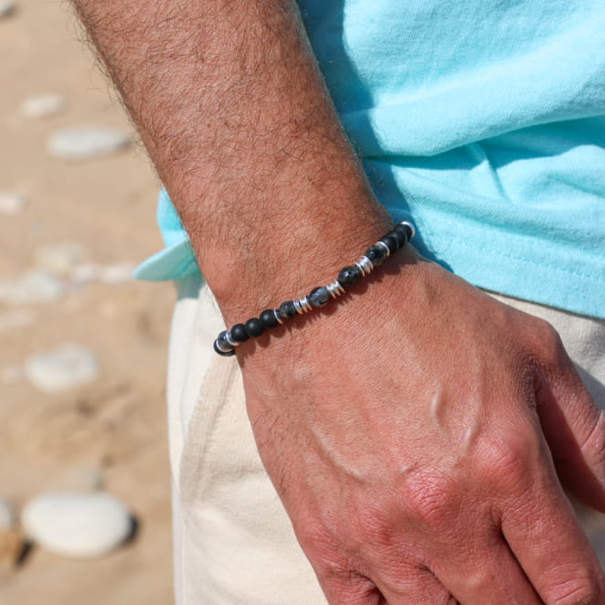 Bracelet Sparrow pour homme en cordon noir et fermoir argenté, bijou artisanal fabriqué en France.