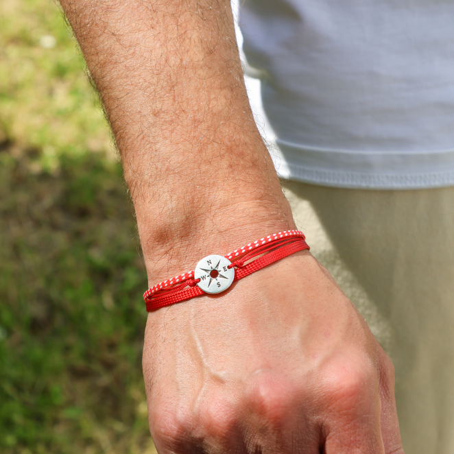 Bracelet Vent pour homme en cordon rouge et fermoir argenté, bijou artisanal fait main en France.