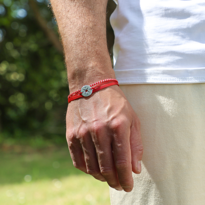Bracelet Vent rouge porté, création artisanale française.