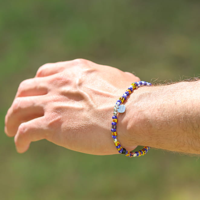 Bracelet artisanal Wonka multicolore porté, fabrication française.