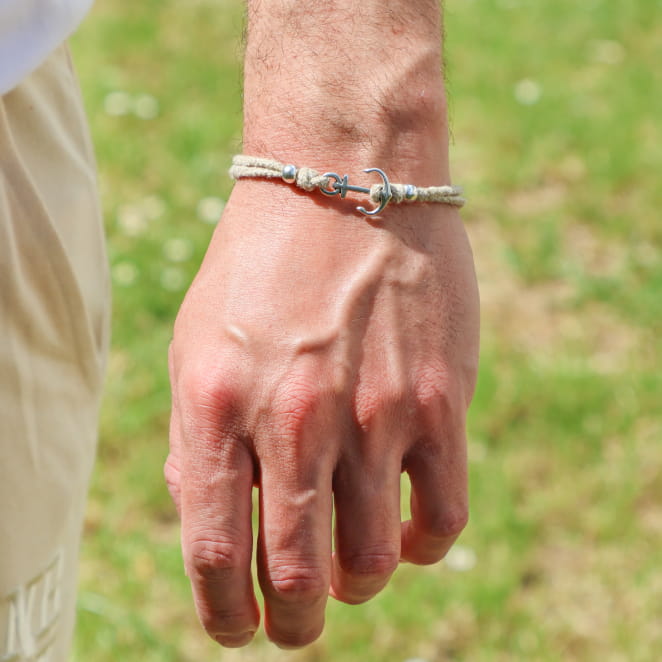 Bracelet Yole lin porté, fabrication artisanale française.