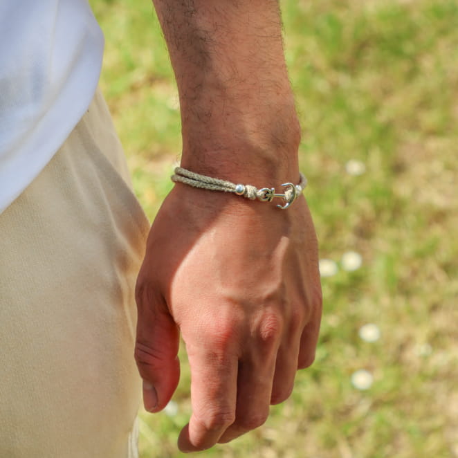 Bracelet Yole pour homme en cordon couleur lin et fermoir argenté, bijou artisanal français.