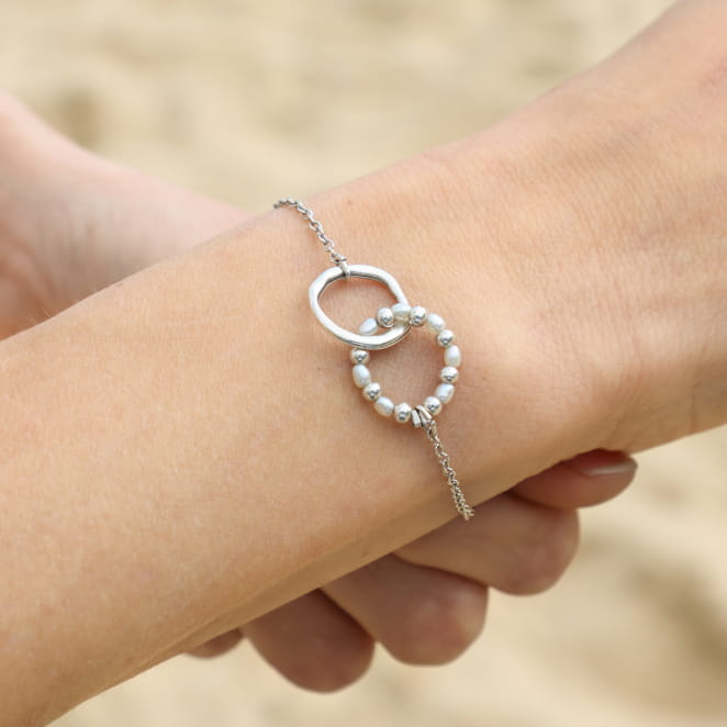 Bracelet Isalie en métal argenté avec perle blanche, bijou artisanal français.