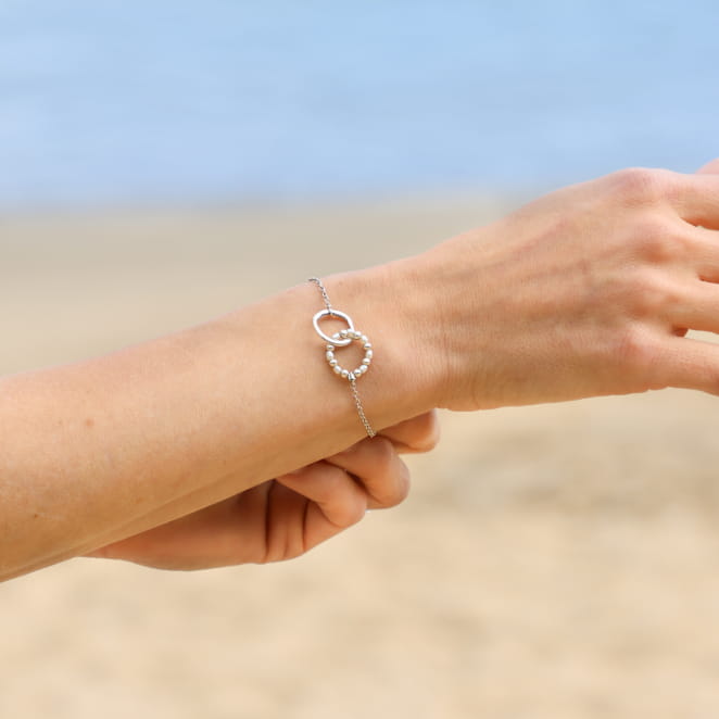 Bracelet Isalie argenté et perle blanche, création artisanale française.