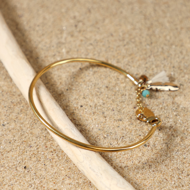 Bracelet jonc en métal doré et cordage beige, bijou artisanal fabriqué en France.