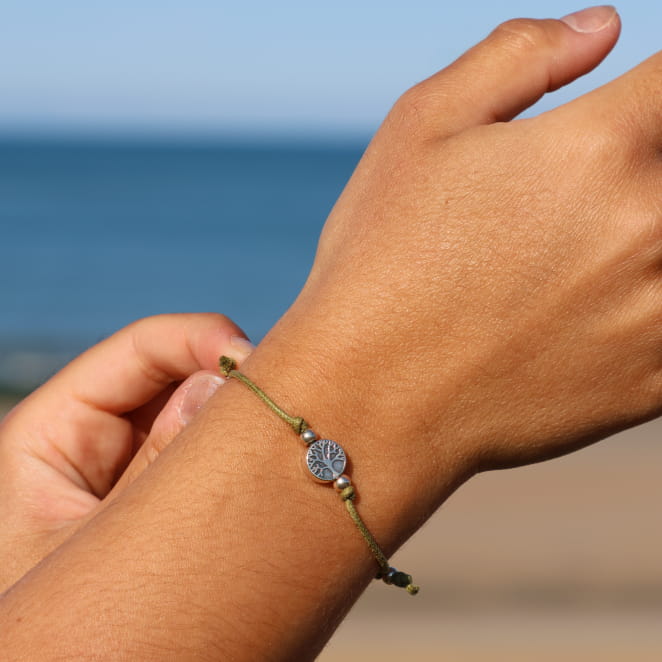 Bracelet Coton Retour de Plage en cordon kaki réglable, orné d'une médaille arbre de vie et de perles en métal plaqué argent 999 – bijou artisanal fabriqué en France
