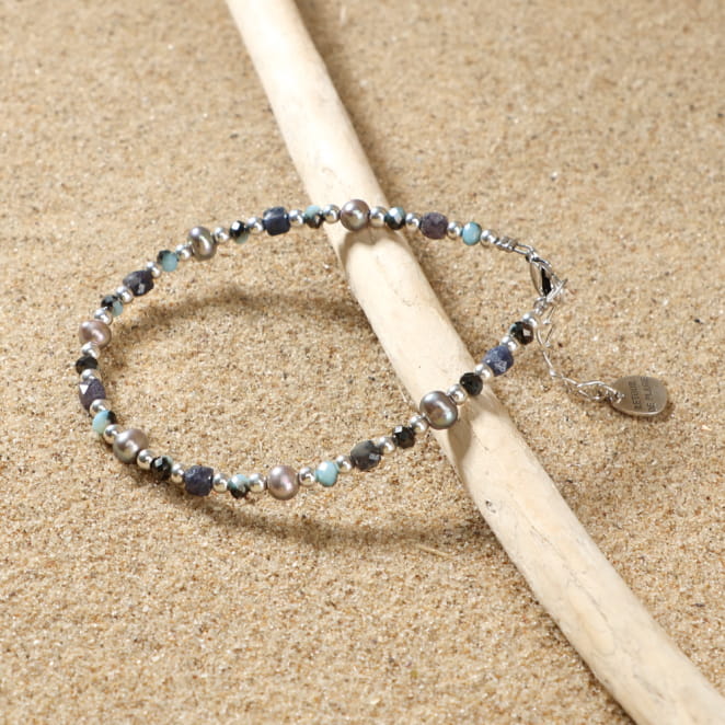 Bracelet Madrid en métal plaqué argent orné de perles bleues, création artisanale française.
