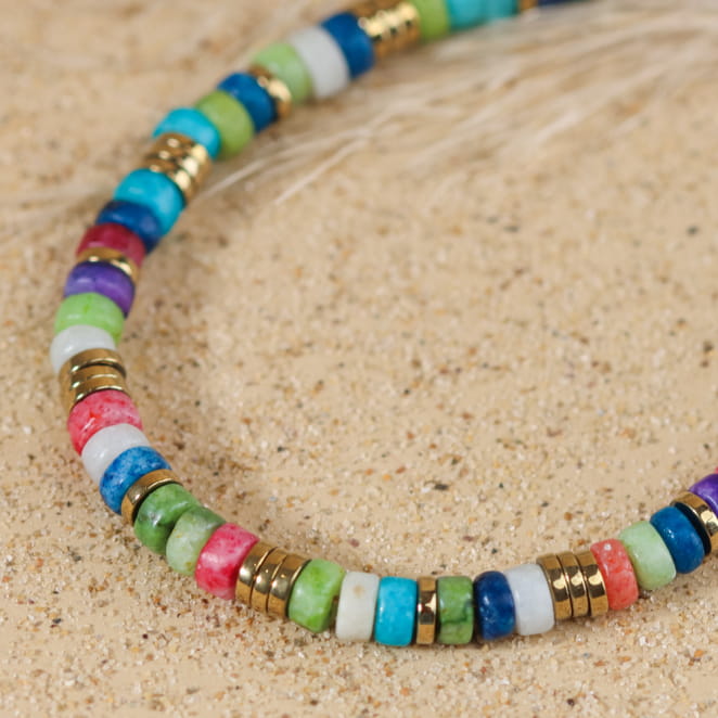 Bracelet Pondi en métal doré avec perles multicolores, fabrication artisanale française.