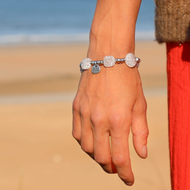 Détail du bracelet Salanté en argenté et perles transparentes – création française élégante signée Retour de Plage