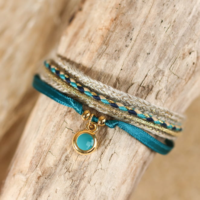 Bracelet Taiwan Retour de Plage en ruban de lin beige, ruban satin bleu, cordon multicolore en coton-polyester et fil doré, avec pendentif rond émaillé bleu et perles en métal doré à l'or fin 24 carats, monté sur chaînette de réglage – bijou artisanal fabriqué en France