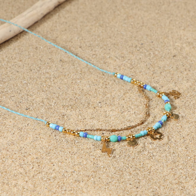 Collier Fidji en métal doré et pendentif bleu, bijou artisanal fabriqué en France.