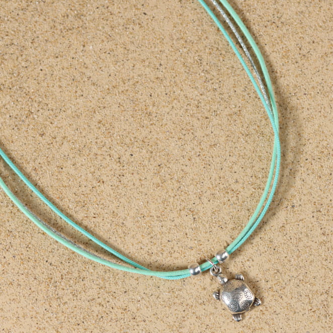 Collier enfant Jude en métal plaqué argent avec cordon vert menthe, fabrication artisanale française.